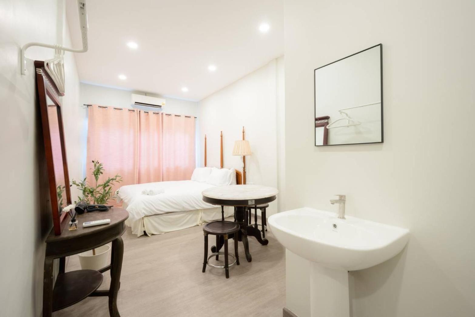 Hidden Dragon V Yaowarat Road Apartment Bangkok Exterior photo