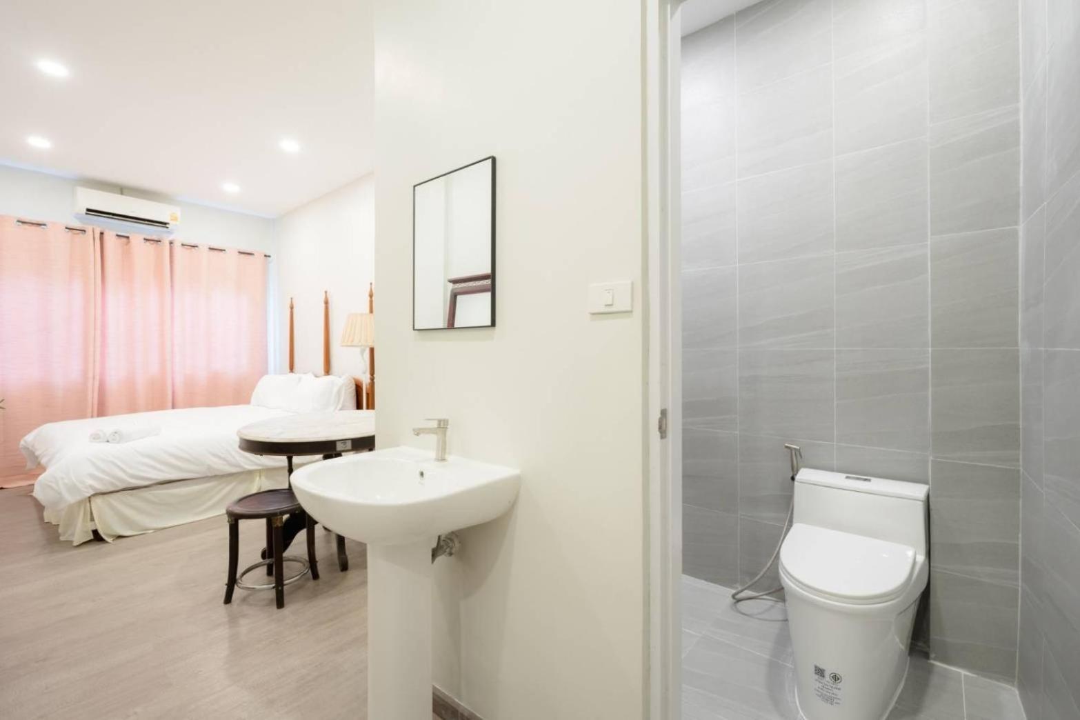 Hidden Dragon V Yaowarat Road Apartment Bangkok Exterior photo